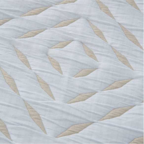 reves detalle colcha suances beige