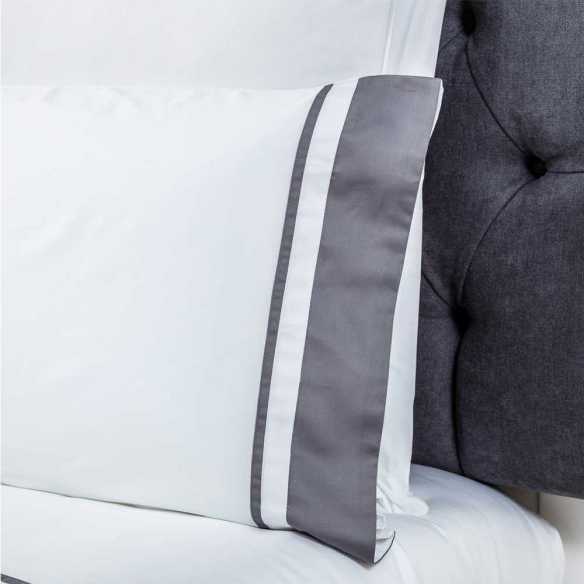 DETALLE ALMOHADA SABANA SATEN BLANCO Y GRIS OSCURO