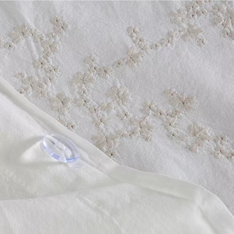 detalle cierre con botones funda nórdica beige