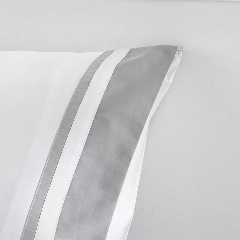 detalle funda de almohada satén 400 hilos blanco