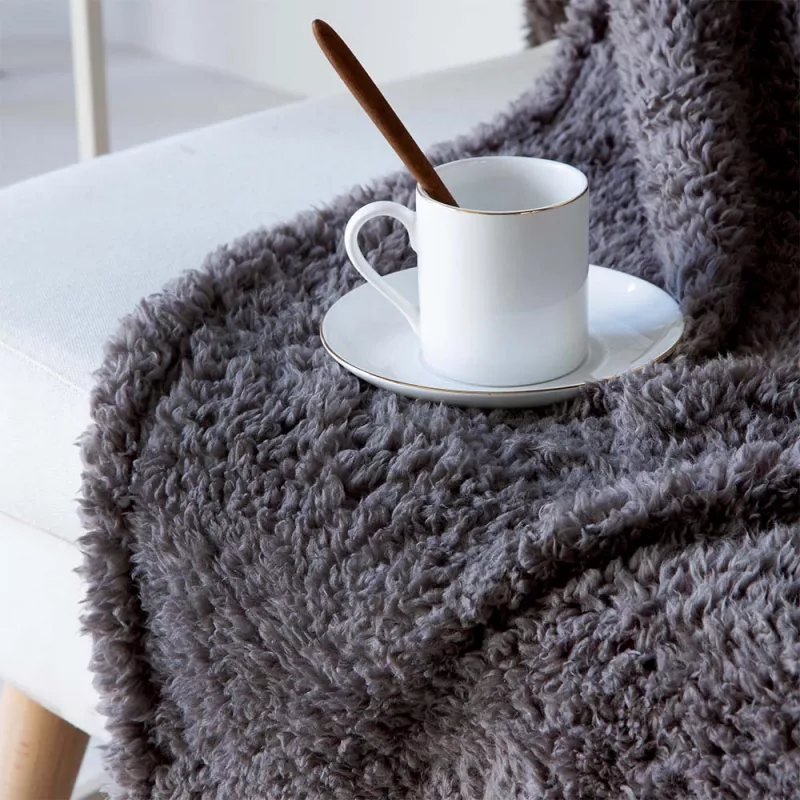 manta plaid ideal para decorar el sofá la cama o ir de viaje gris oscuro