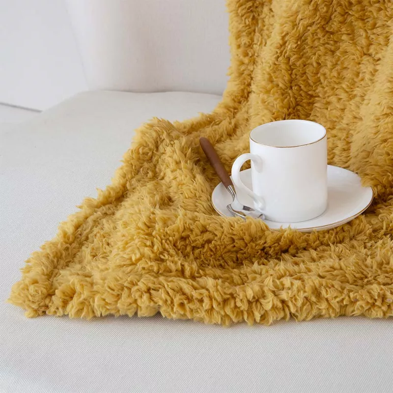 plaid decorativo para el sofá cama o para ir de viaje color mostaza